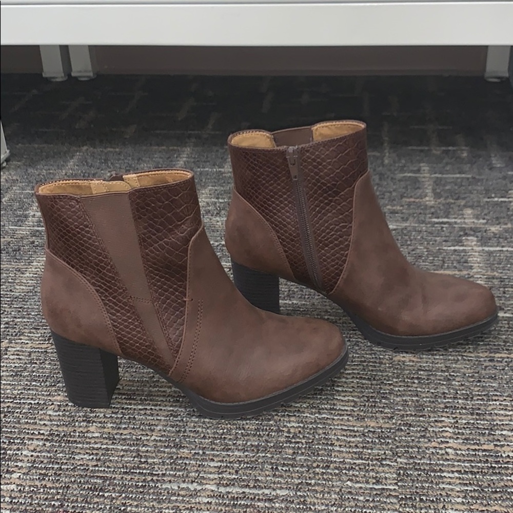 LIKE NEW- Brown Booties
